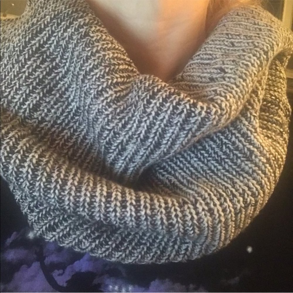 Infinity Chunky Knit Sweater Scarf Black/White NWT - Picture 2 of 2